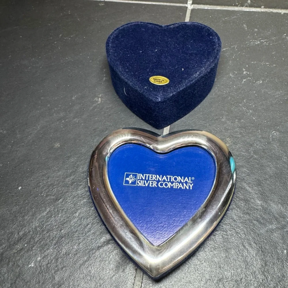 International Silver Company Heart‎ Shaped Picture Frame Silver Tone Navy Velvet